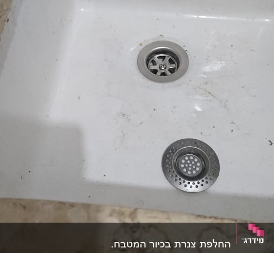 כיור עם ניקוז מתכת במטבח או חדר אמבטיה